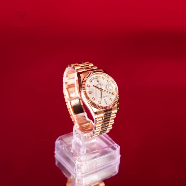 Đồng hồ Rolex Day-Date sang trọng, lịch lãm.