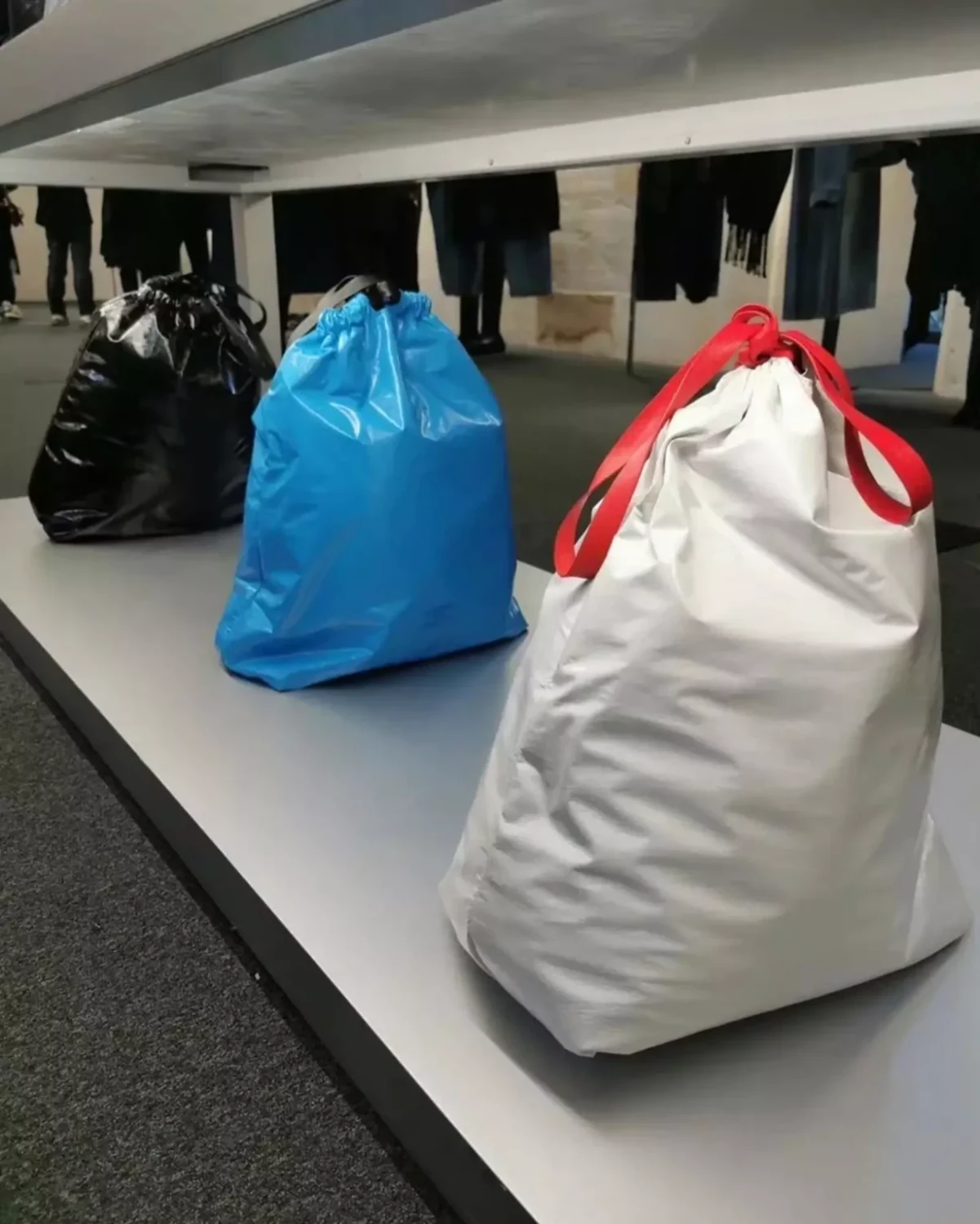 Balenciaga có thiết kế hệt như "Túi đựng rác"