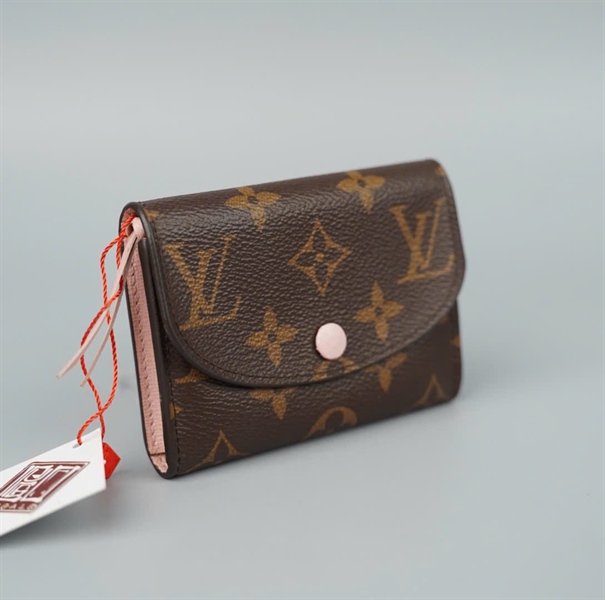 Ví card LV hoa nâu nút hồng viền bo (LT)KG+