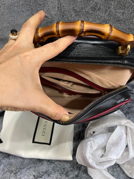Túi GC đen viền đỏ quai trúc