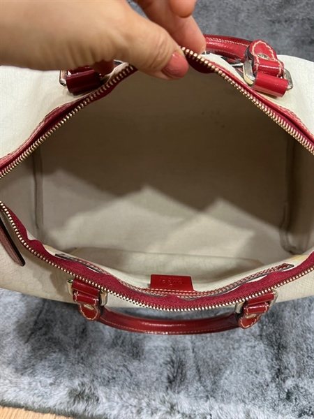 Túi GC trắng hoạ tiết nỏ đỏ viền đỏ +