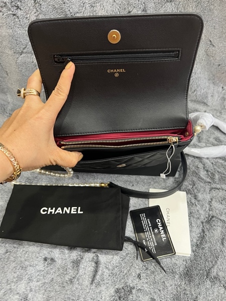 Túi Chanel đen dây đeo ngọc trai+
