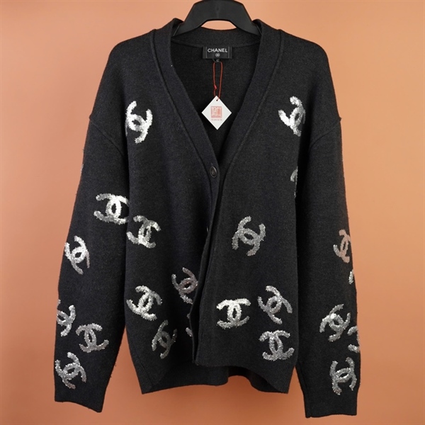 Áo khoác Chanel đen in logo +