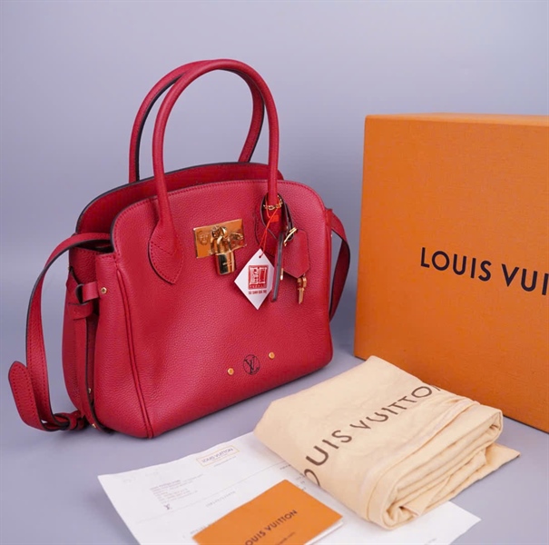 Túi LV Milia đỏ kèm ổ + chìa sz24 KG+
