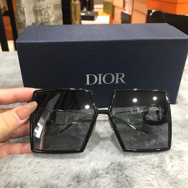 Kính đen Dior ngữ giác lớn gọng đen KG+