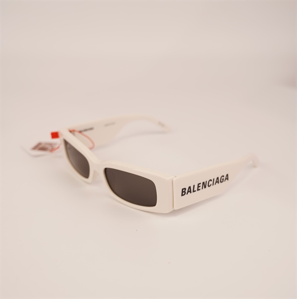 Kính Balenciaga gọng chữ nhật trắng chữ đen (BB0260S) KG+