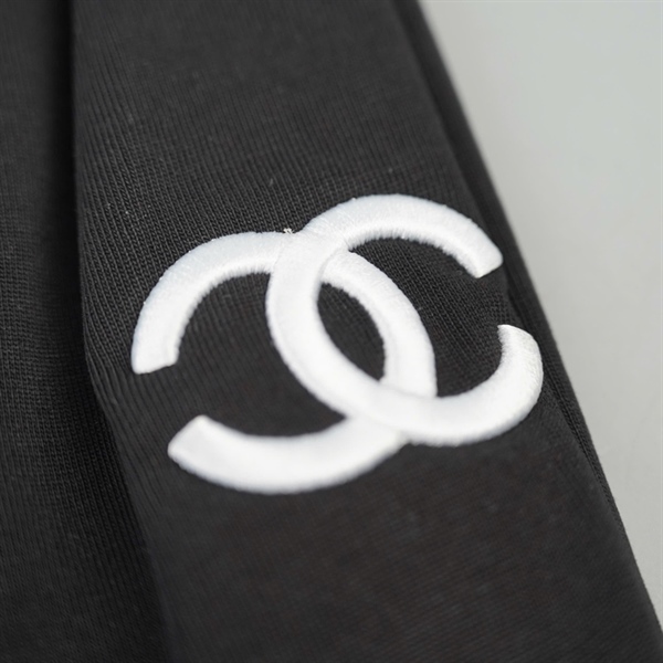 Áo thun Chanel đen cổ tim size XL +