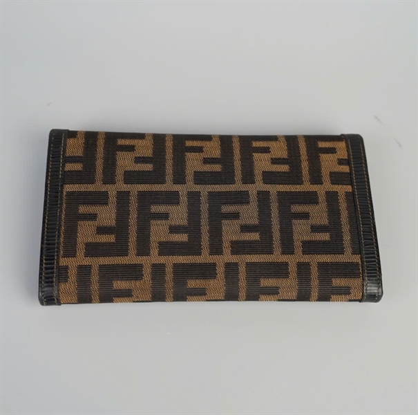 Ví Fendi gấp 3 nâu đen KG+