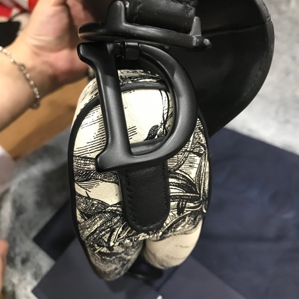 Túi Dior Sadle đen trắng +