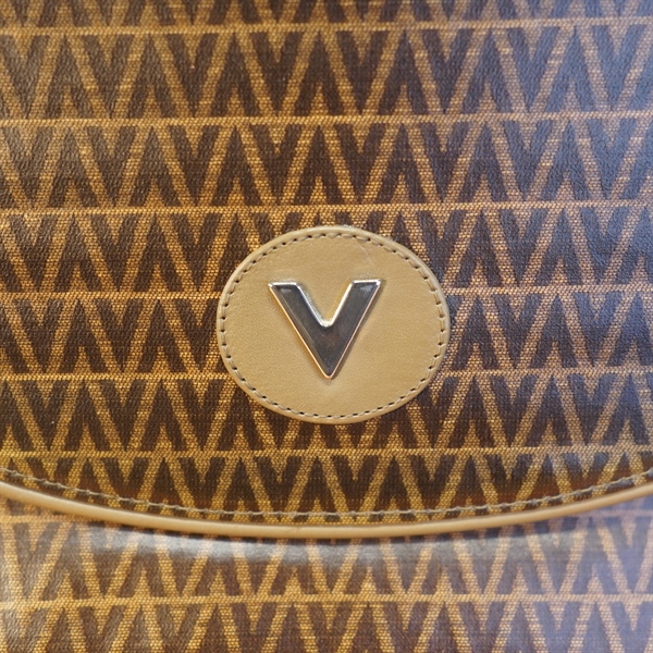 Túi đeo chéo Valentino chữ V nâu KG+