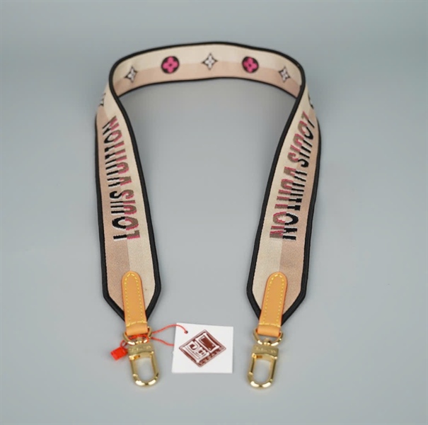 Strap LV hoa màu nền hồng nhạt