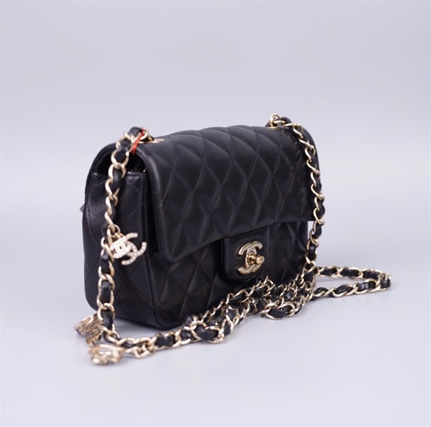 Túi Chanel classic đen quai đính charm (19162011) sz19 (HC) +