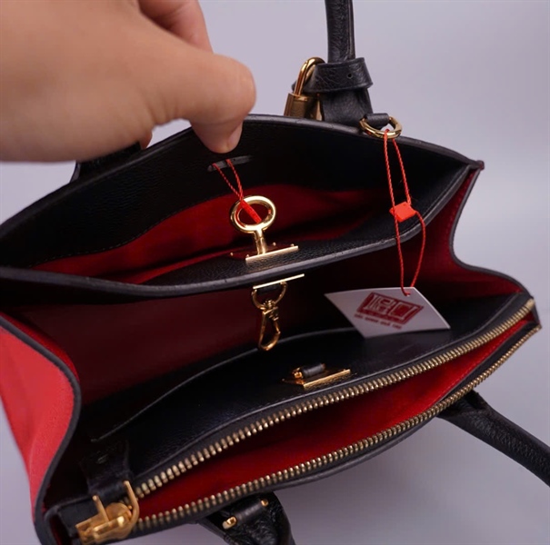 Túi LV handle đen đỏ kèm ổ + chìa sz26 KG+
