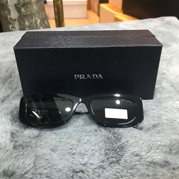 Kính đen Prada gọng logo tam giác KG+