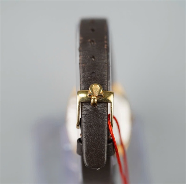 Đồng hồ Omega mặt vuông dây nâu KG+