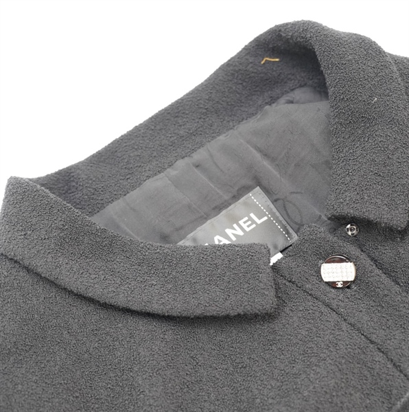 Áo khoác Chanel gắn nút KG+
