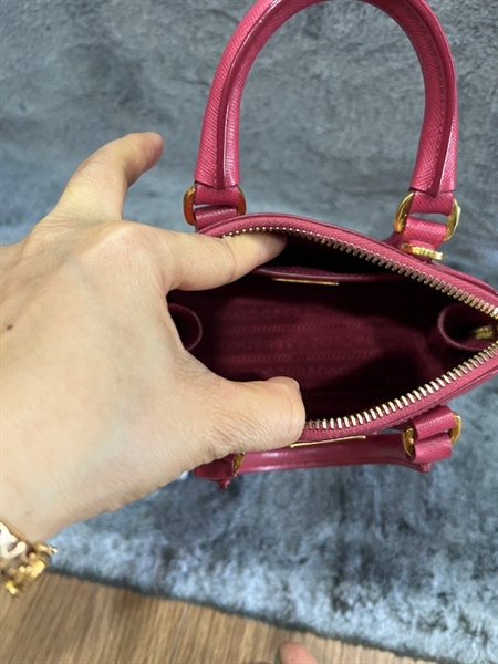 Túi Prada hồng+