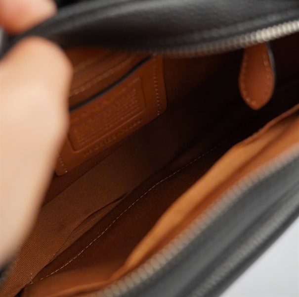 Túi Coach đeo chéo chữ nâu sz24 +