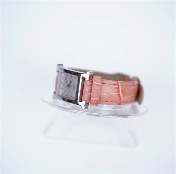 Đồng hồ Hermes mặt vuông bạc dây hồng da cá sấu (3099823) (LTB) KG+