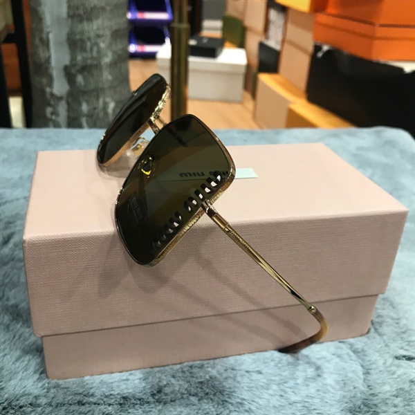 Kính râm MiuMiu mắt lớn gọng vàng nâu loang KG+