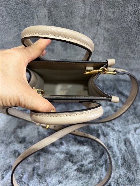 Túi GC hoạ tiết chữ gc màu kem +