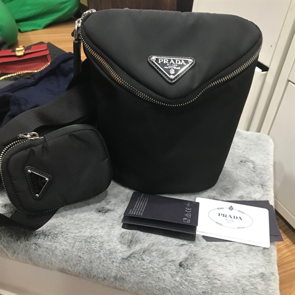 Túi trụ đen prada+