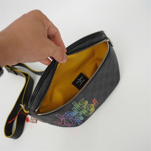 Túi LV Bumbag đen sz25 (LN) KG+