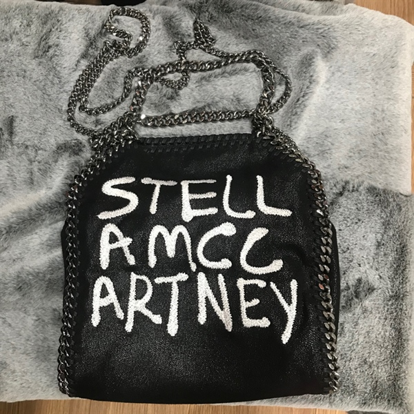 Túi Stell Amcc Artney đen chữ trắng +
