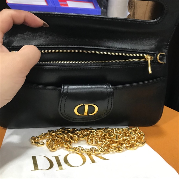 Túi clutch Dior đen logo vàng +