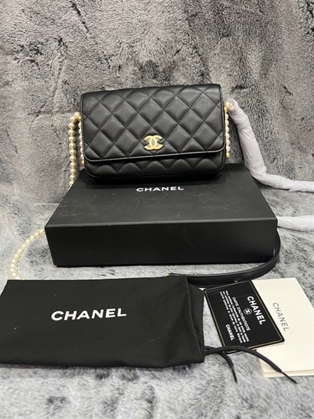 Túi Chanel đen dây đeo ngọc trai+