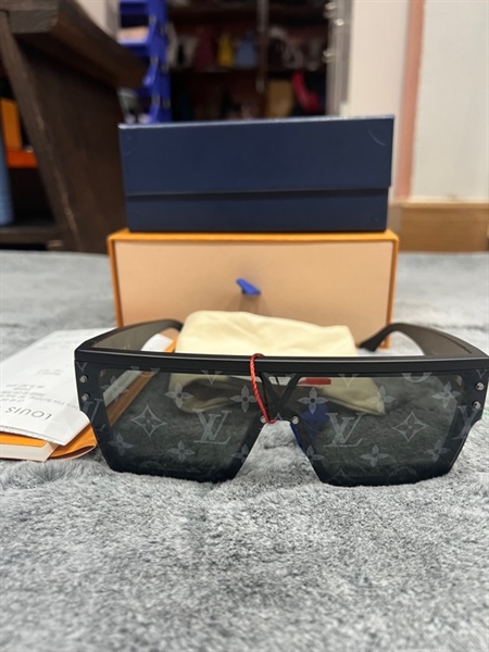 Kính LV đen mặt kính có chữ LV+