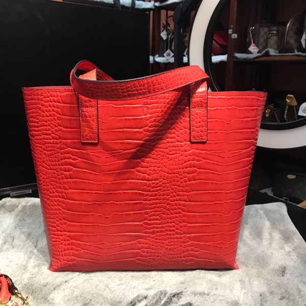 Túi Versace da đỏ kèm charm size 30cm KG+
