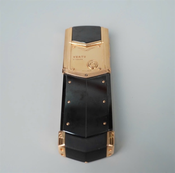 Điện thoại Vertu đen viền vàng (S-129355) (HC) KG+