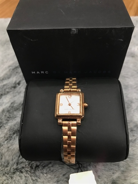 Đồng hồ Marc Jacob vuông nhỏ+