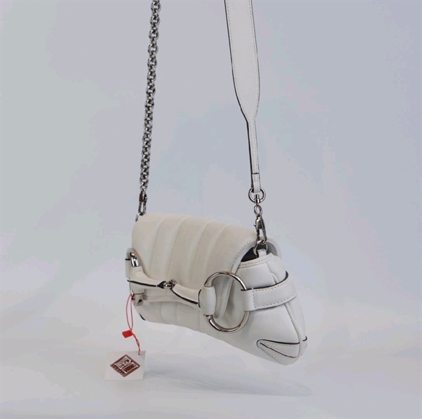 Túi GG Horsebit Chain Medium màu trắng KG+