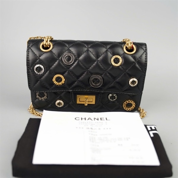 Túi Chanel đen đính charm (AAK74C5L) sz20 (BMC) KG+