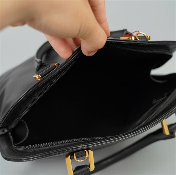 Túi Loewe hến màu đen sz28 KG+