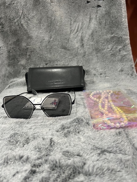 Kính chanel đen+dây hạt trai +