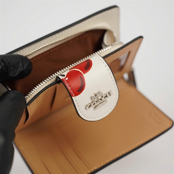Ví Coach trắng in họa tiết Cherry +