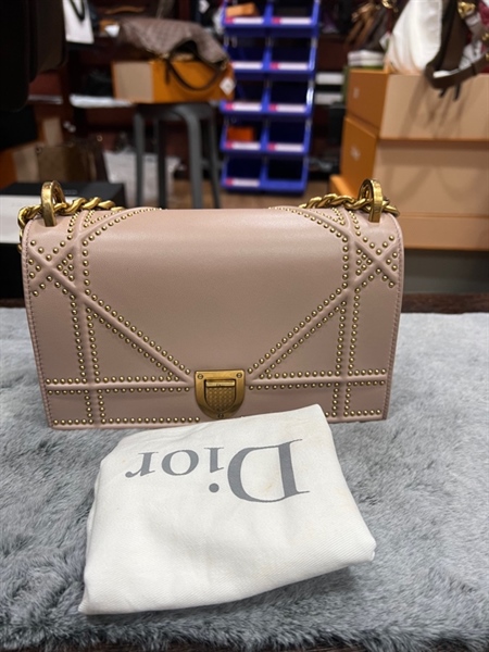 Túi Dior màu nude viền đinh +