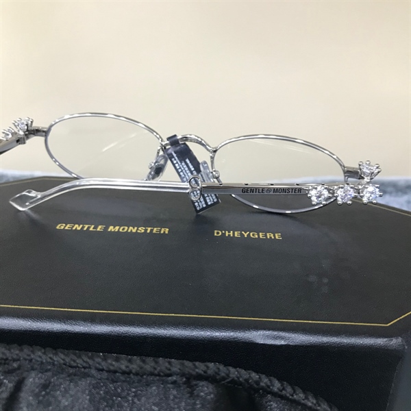 Kính Gentle Monster Trắng đính đá KG+