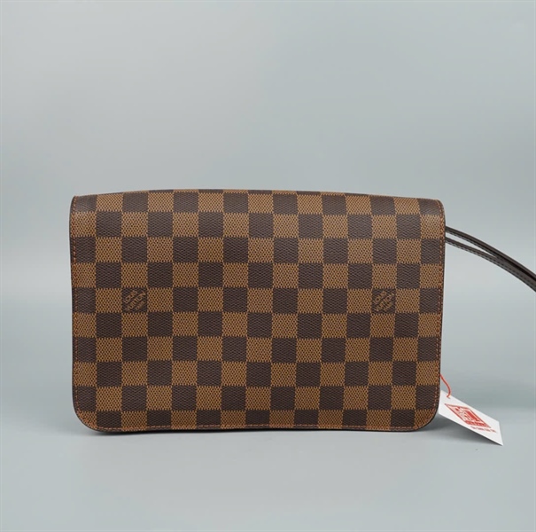 Clutch LV ô vuông nâu FL1014 25cm (LT) KG+