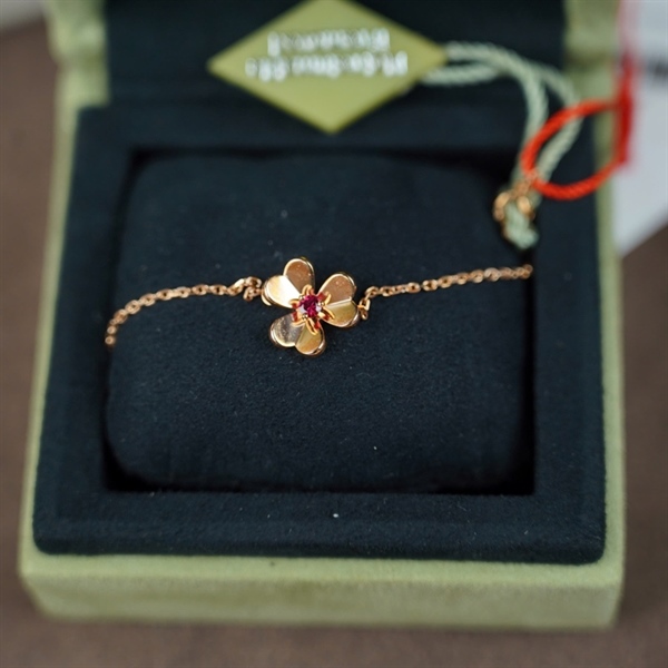 Vòng tay Van Cleef hoa đỏ KG+