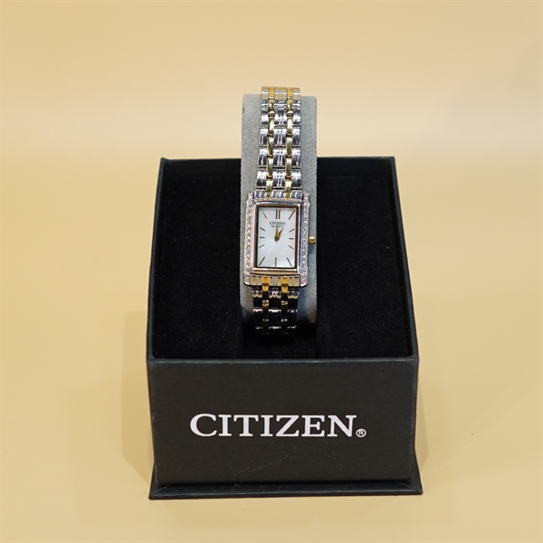 Đồng hồ Citizen mặt chữ nhật dây vàng phối bạc KG+