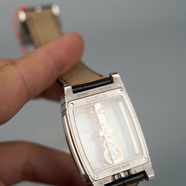 Đồng hồ Corum mặt vuông quai đen 220695 (HC) KG+