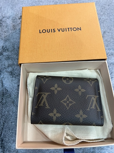 Ví card Lv nút đỏ +