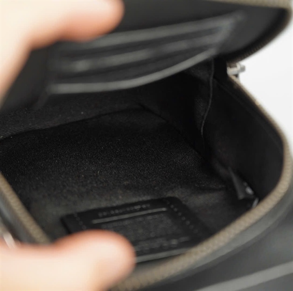 Túi Coach đeo chéo dáng đứng màu đen sz11 +