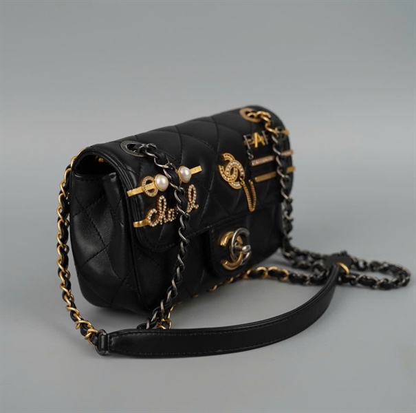 Túi Chanel charm đen (XLG3KNA8) sz17 (BCM) KG+
