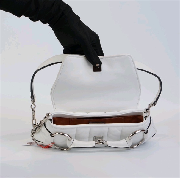 Túi GG Horsebit Chain Medium màu trắng KG+