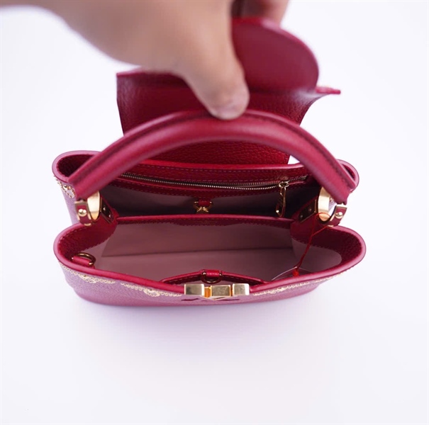 Túi LV Capu đỏ viền hoa vàng sz 26cm(HC)+